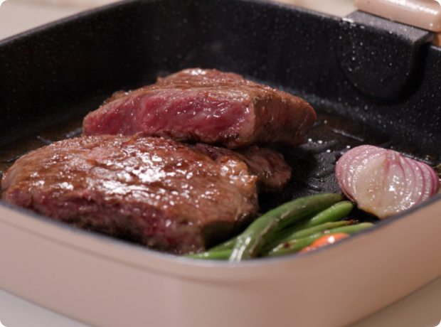 How the Oil Road grill surface manages rendered fat.