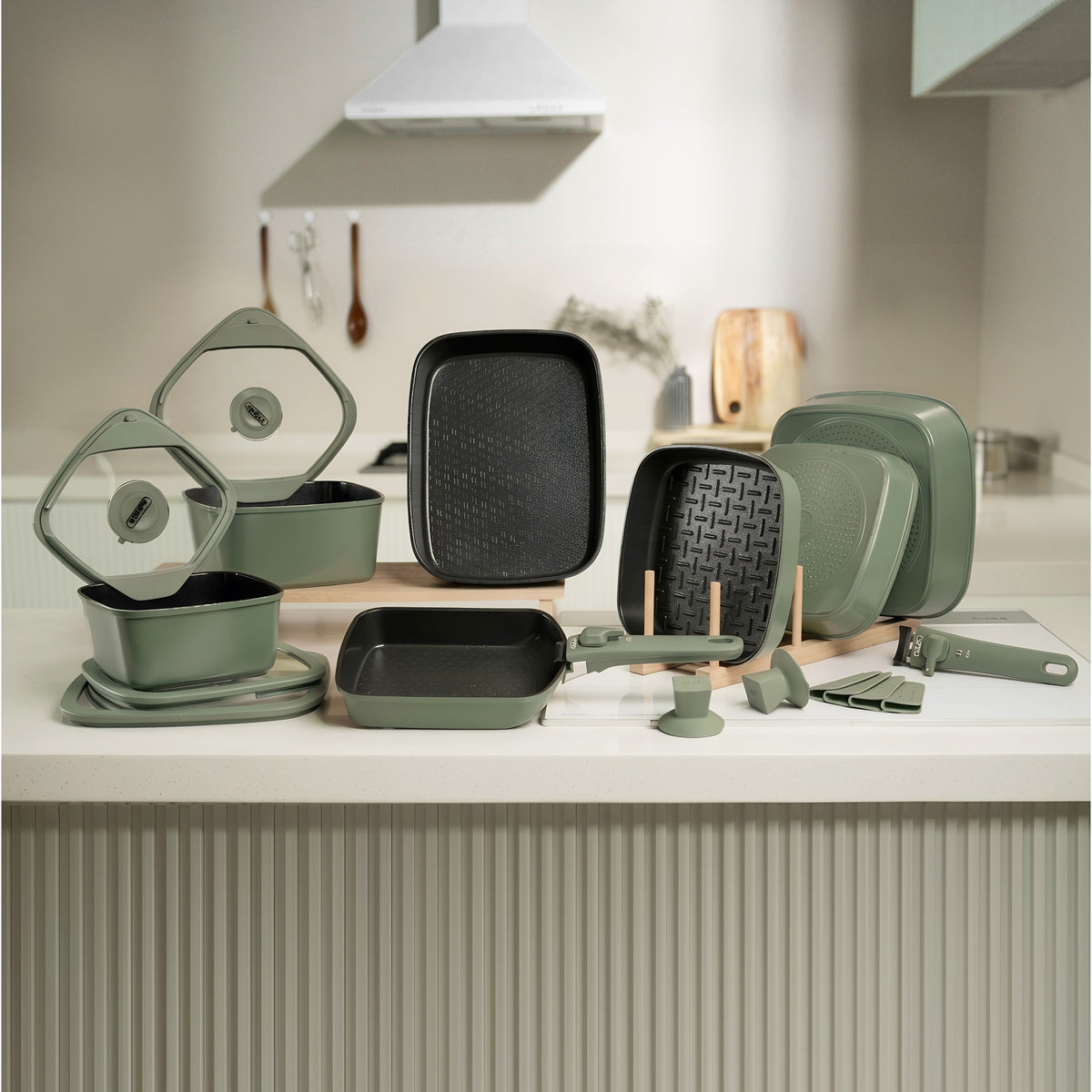 BOOHGLE 18-piece ceramic cookware set in Avocado Green