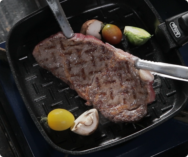 How the Oil Road grill surface manages rendered fat.